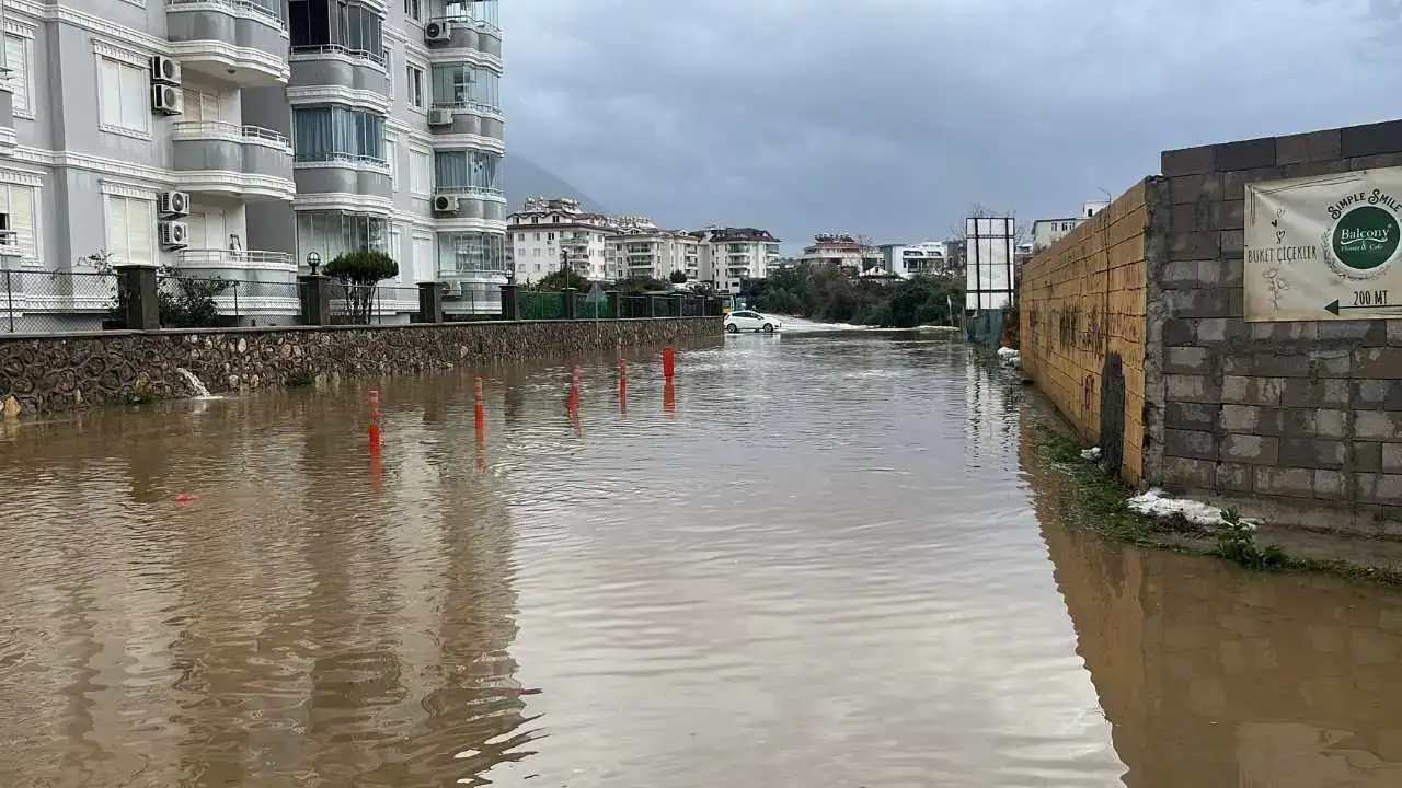 Alanya’da Sarı Kod Sonrası Yollar Göle Döndü! 1